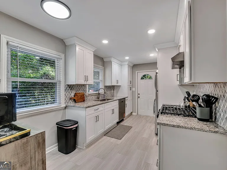 1131 Stoneybrook Rd — Photo 8