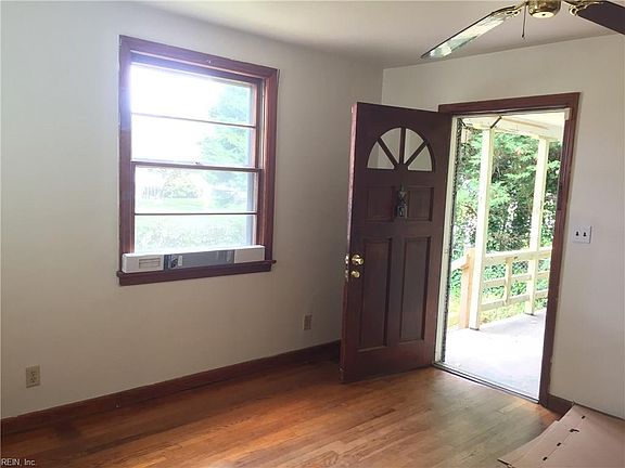 3rd image of 1019 Earl St