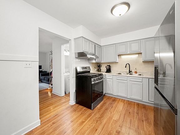 5th image of 1423 W Touhy Ave APT D
