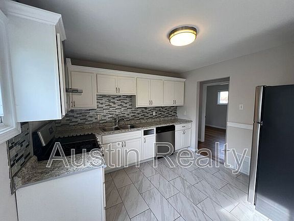 3rd image of 1050 Wycomb Dr