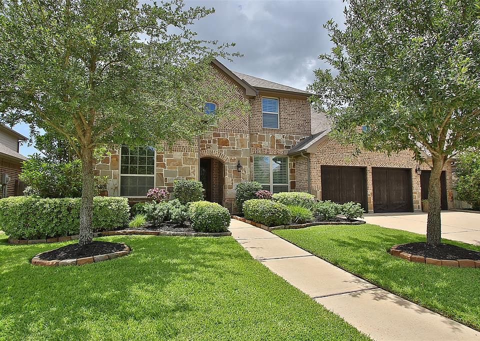 Gorgeous 2-story Highland home located in the master planned community of Fairfield!