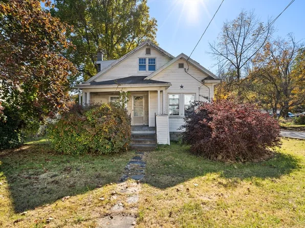 19 E Main St, Huntington, MA 01050