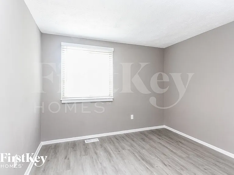 910 Woodlark Dr — Photo 10