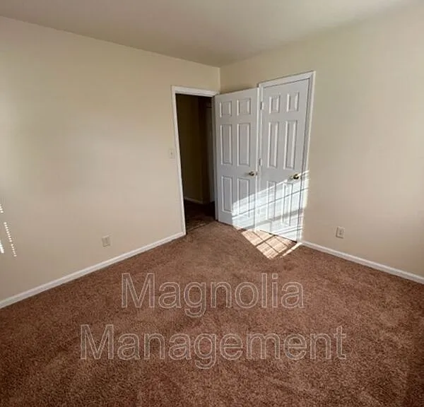 831 High St — Photo 2