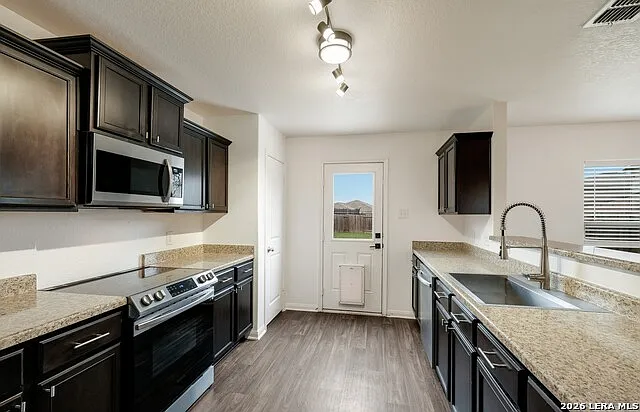 3 bed, 2.5 bath, 1381 sqft, $1,990 — Photo 4