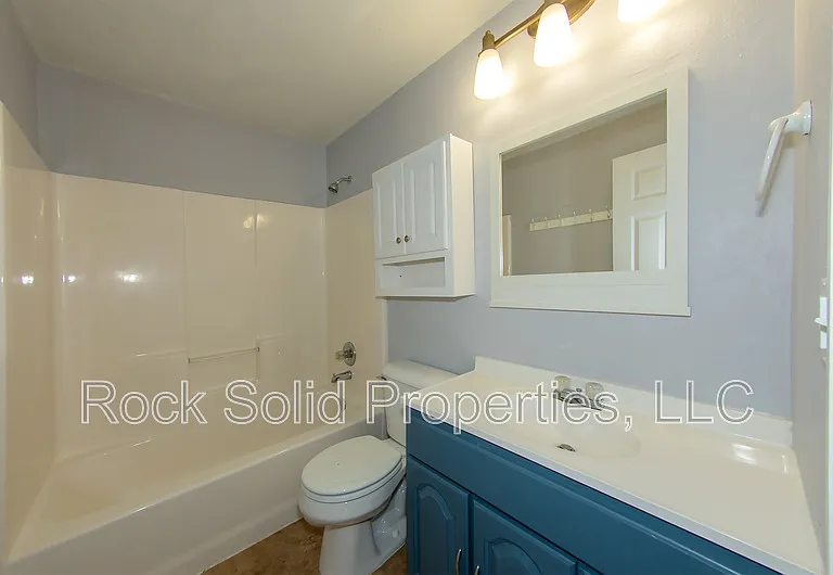 407 E 5th St — Photo 22