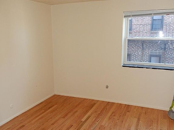 3rd image of 425 Broadway