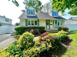 4 Salem Rd, Hicksville, NY 11801