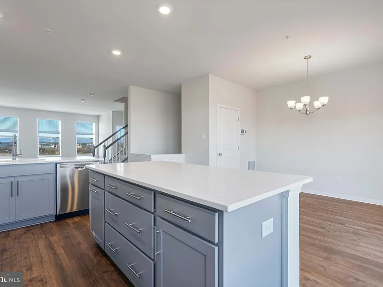 462 Tiller St — Photo 10