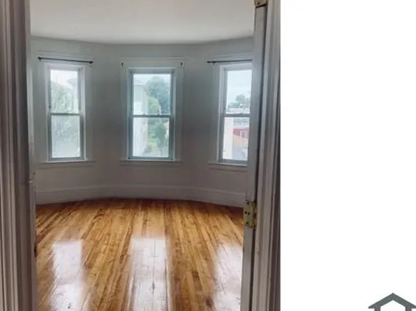 637 Grafton St, Worcester, MA 01604