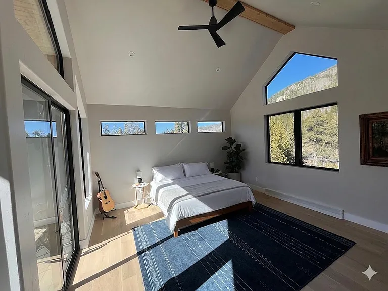 Master Bed - Upper Level