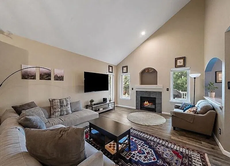 4 bed, 4.0 bath, 2384 sqft, $3,995 — Photo 4
