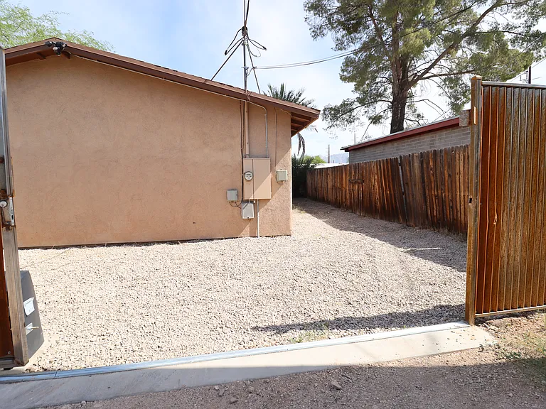 1020 E Silver St — Photo 8