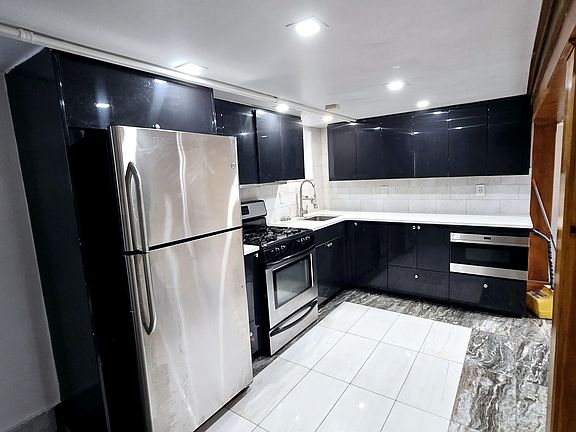 2nd image of 9 Rosewood Pl Floor 1