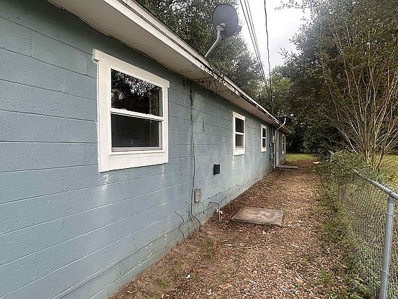 4th image of 1007 W Scott St