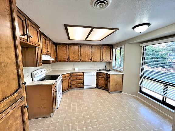 3rd image of 1590 Camino Del Oro