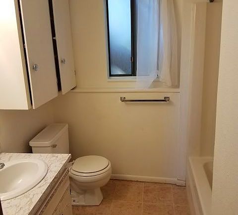 5th image of 609 Howard Ave APT 2
