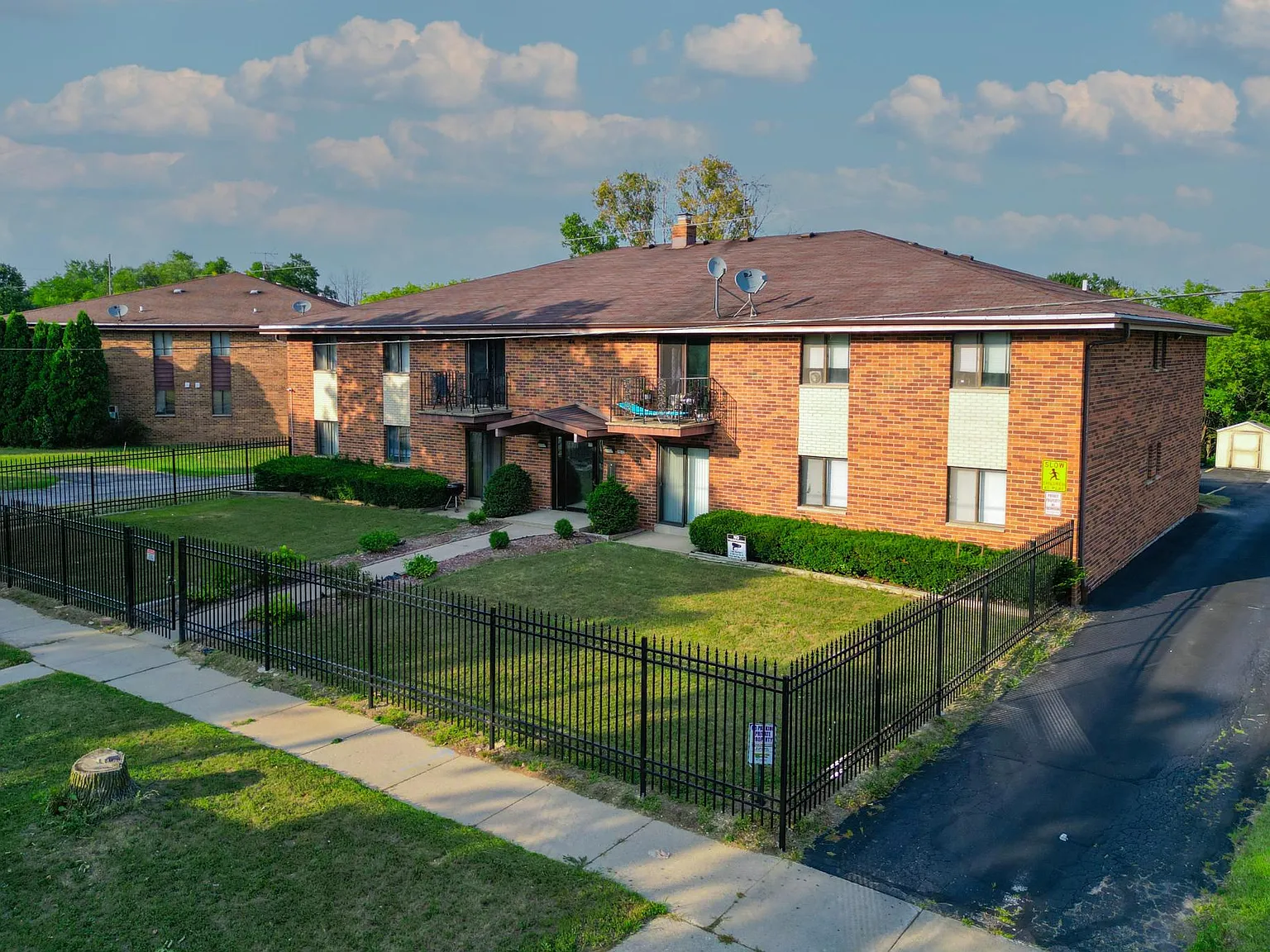 2 bed, 1.5 bath, 1300 sqft, $1,285 — Photo 2