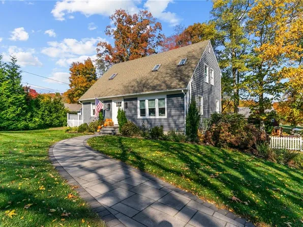 12 Bray Ln, Bristol, RI 02809