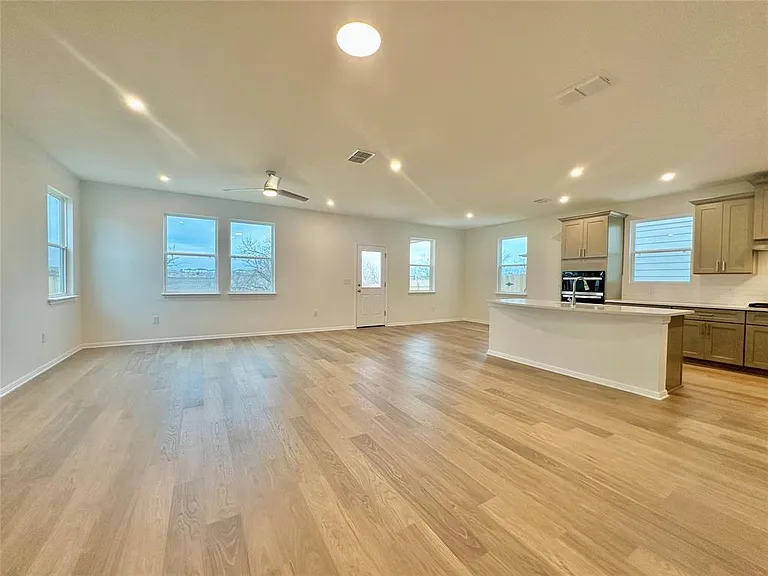 380 Young St — Photo 3