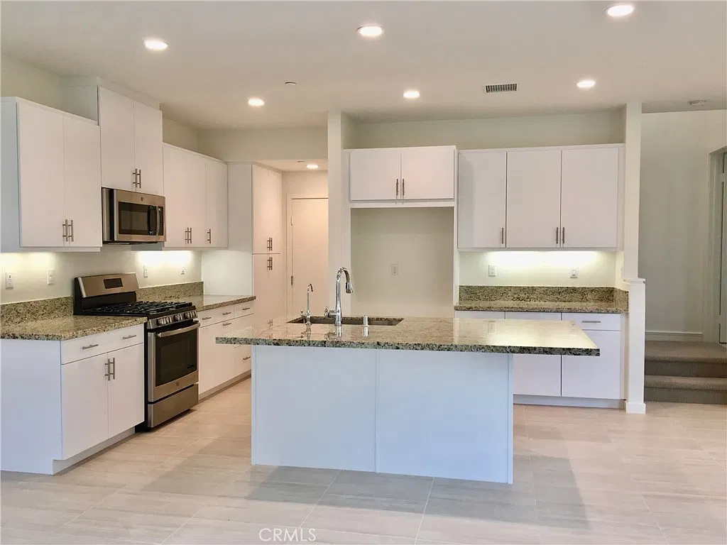 3 bed, 2.5 bath, 1655 sqft, $4,500 — Photo 4
