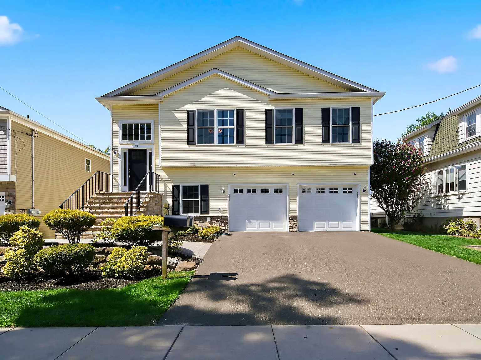 3 bed, $4,100 — Photo 1