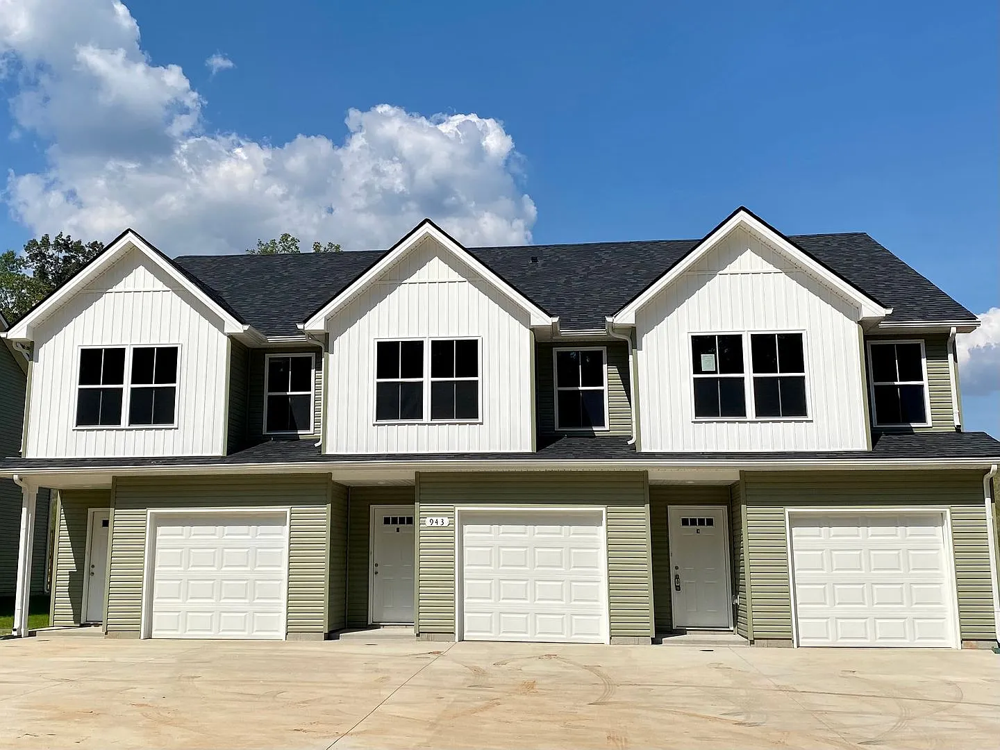 943 Center Rd — Photo 2
