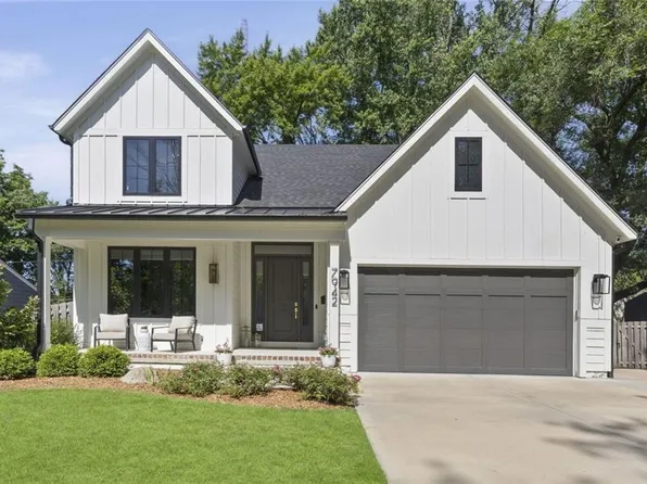 7942 Reinhardt Ln, Prairie Village, KS 66208