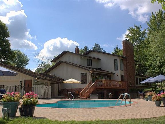 3rd image of 12 Hunting Hollow Dr