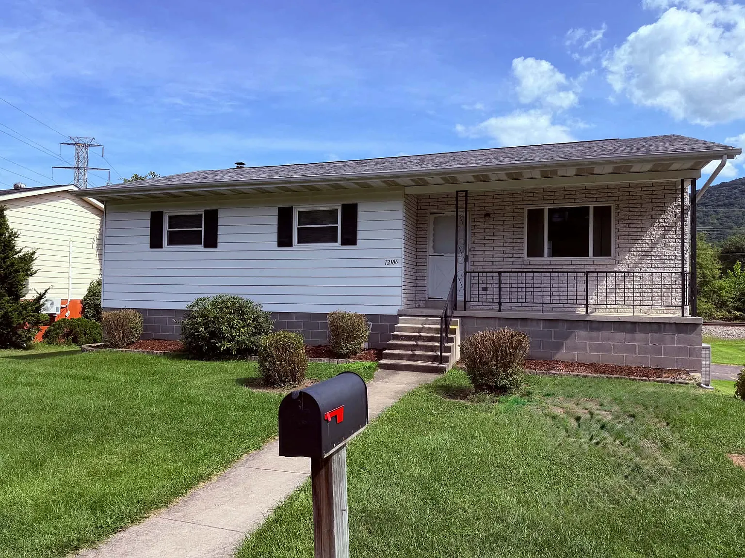 3 bed, 1.5 bath, 1200 sqft, $1,650 — Photo 1