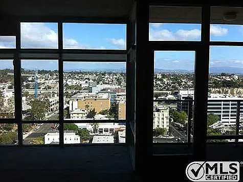 Studio, 731 sqft, $2,100 — Photo 3