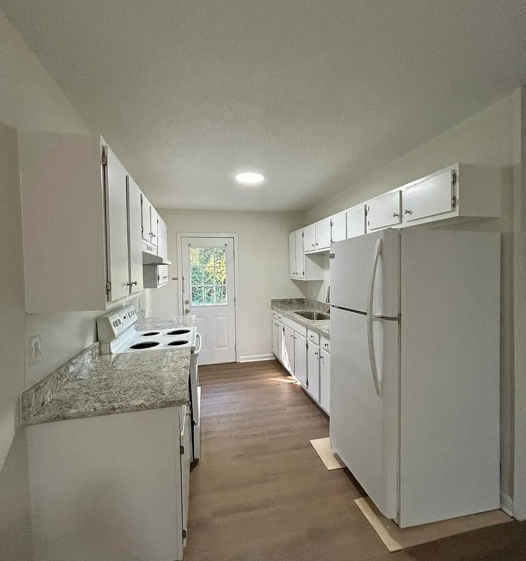 3 bed, 1.0 bath, 910 sqft, $1,050 — Photo 4