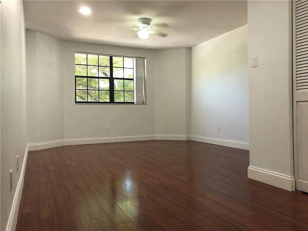 3 bed, 2.0 bath, 1305 sqft, $2,450 — Photo 4