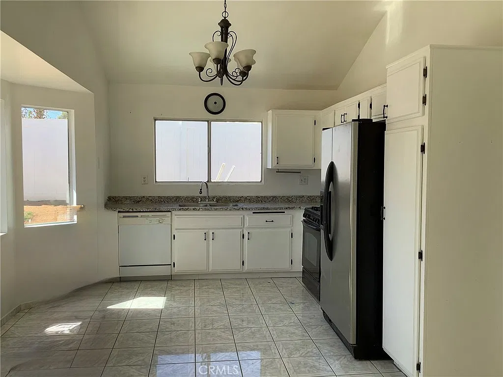 3 bed, 1320 sqft, $3,079 — Photo 2