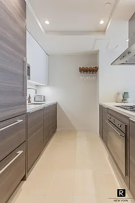 Sold by R New York | media 3
