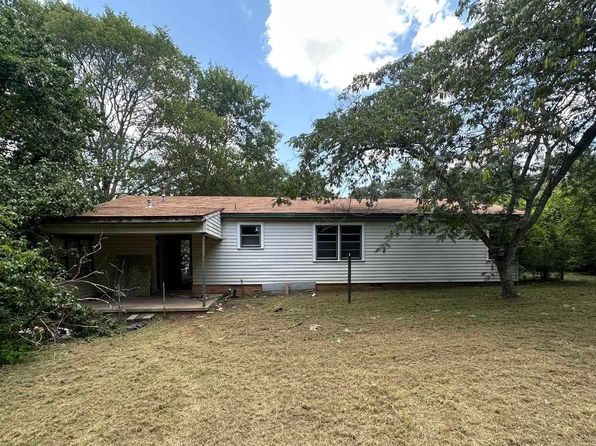 100 Mills St, Arp, TX 75750