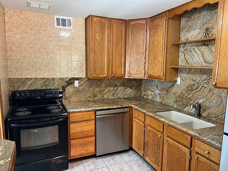 1124 Victor St — Photo 4