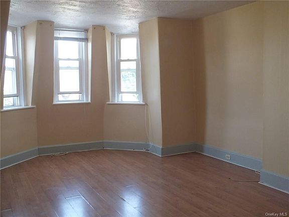 5th image of 261 Grand St
