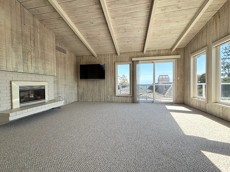 653 Bayview Dr — Photo 3