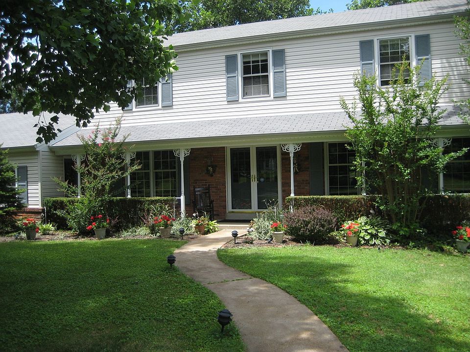 2nd image of 15 Middlebury Ln