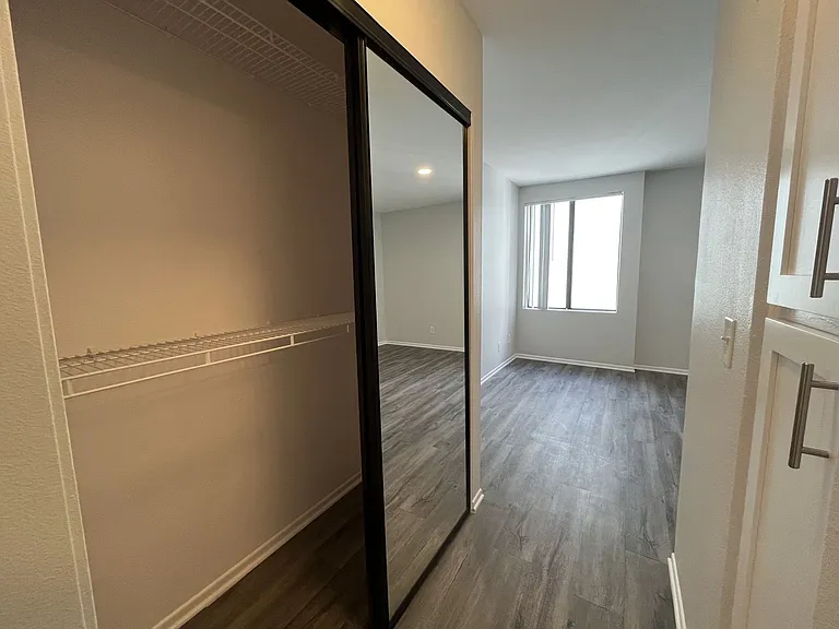 5235 Kester Ave — Photo 68