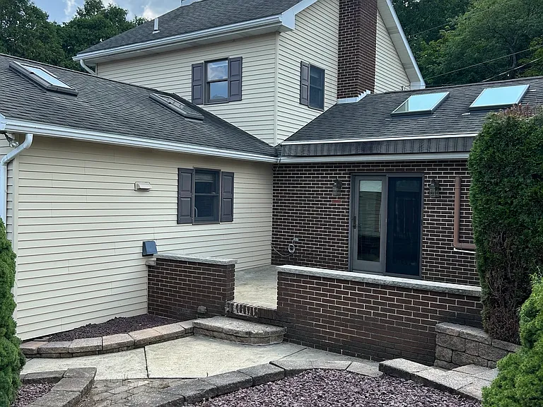 438 Jamestown Dr — Photo 2