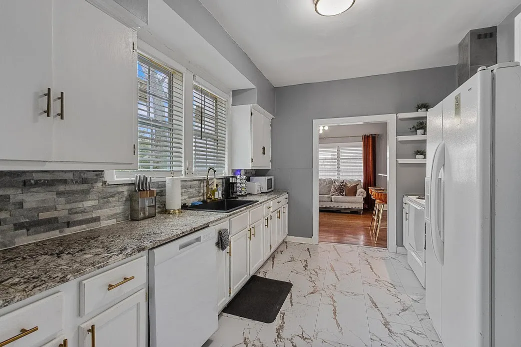 4 bed, $3,200 — Photo 1