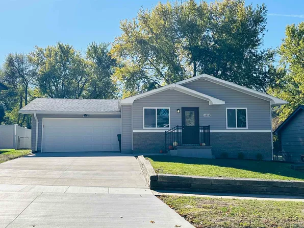 4404 Cherrywood Ln, Sioux City, IA 51106