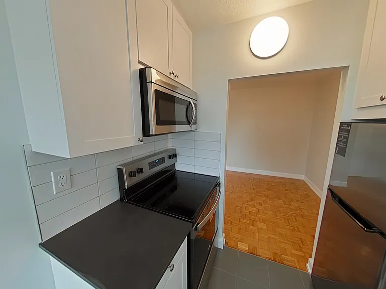 36 Thorncliffe Park Dr — Photo 4