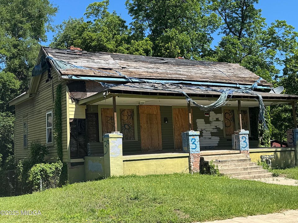 2nd image of 1425 3rd St