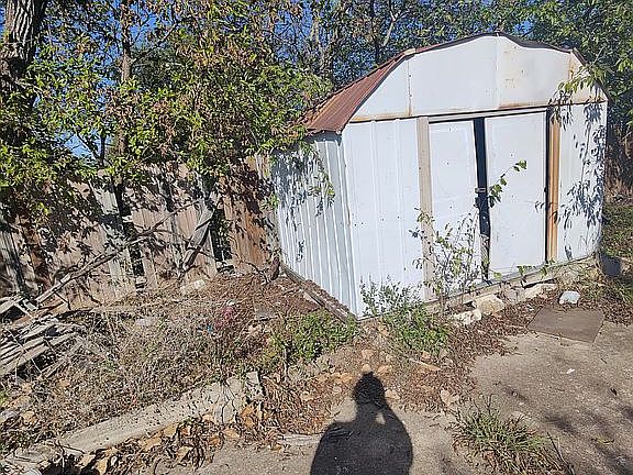 5th image of 702 Oak Hill Dr