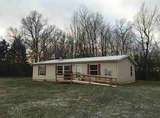 8724 N Angling Rd, Kendallville, IN 46755