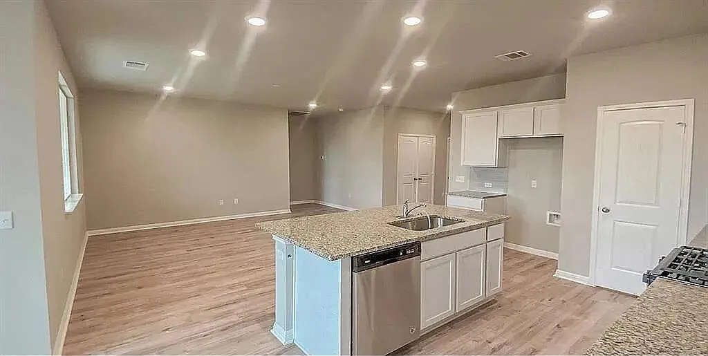 4 bed, 3.0 bath, 2342 sqft, $2,300 — Photo 3