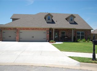 1100 Pella Ct, Cave Springs, AR 72718